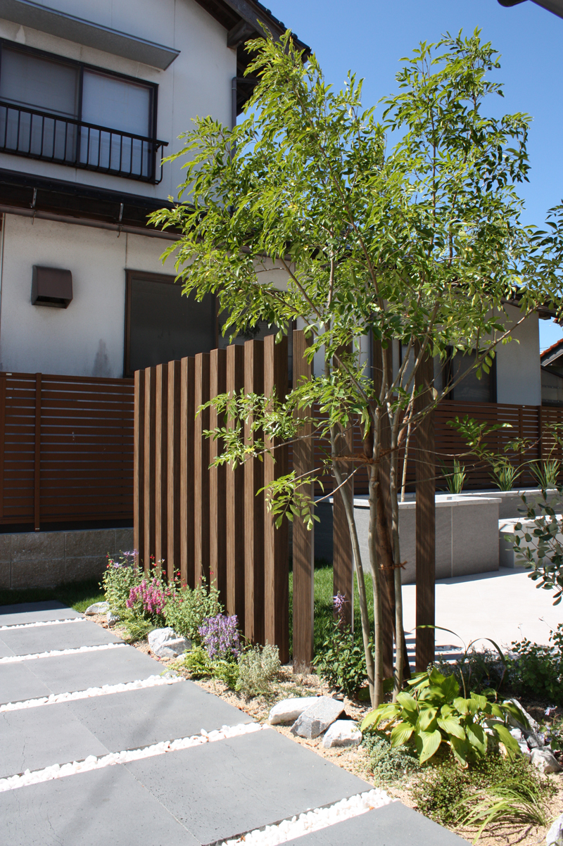 リビングから眺めるモダンデザインのお庭 エスティナ第12回全国ガーデンエクステリアコンテスト