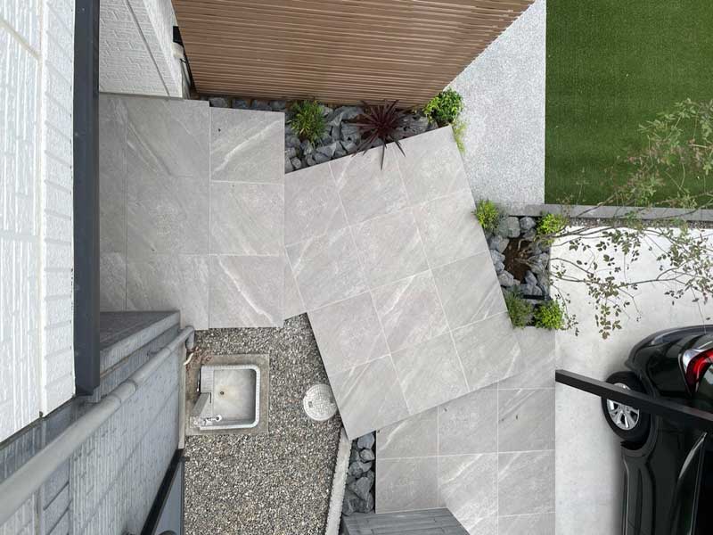 大きく、シンプルに、美しく。―タイルで魅せる、シンプルモダンなアプローチデザイン