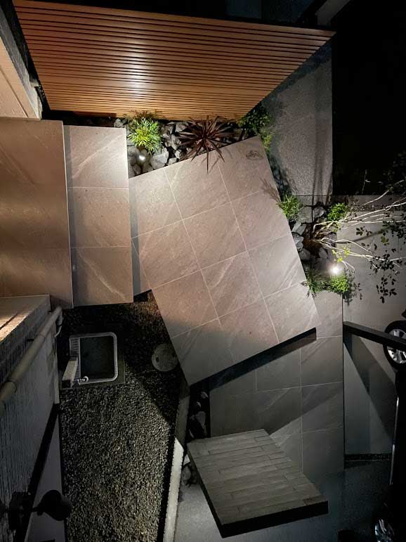 大きく、シンプルに、美しく。―タイルで魅せる、シンプルモダンなアプローチデザイン