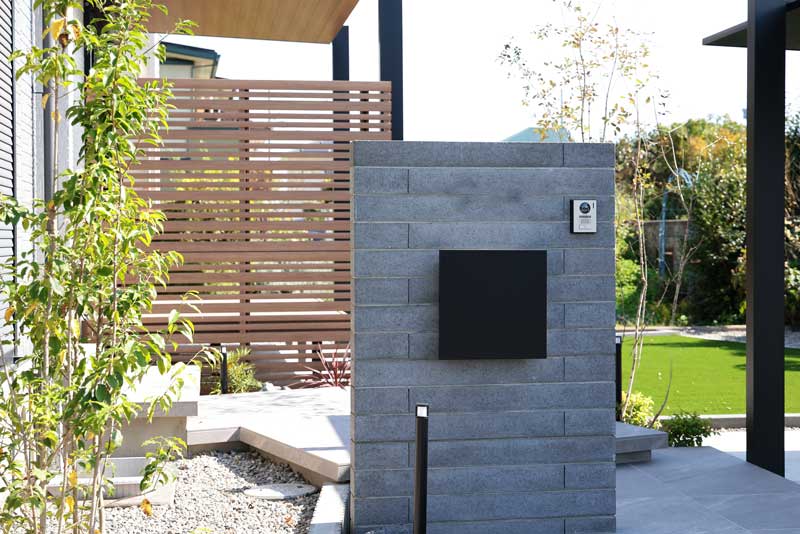 大きく、シンプルに、美しく。―タイルで魅せる、シンプルモダンなアプローチデザイン