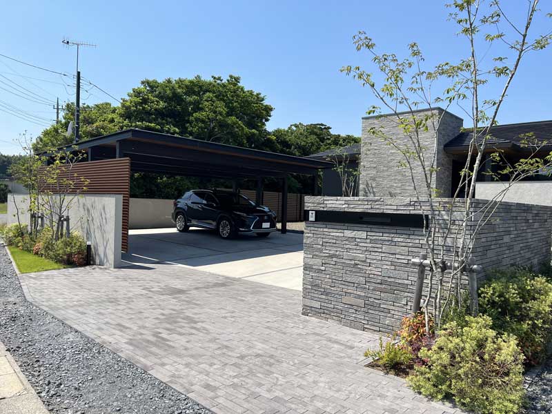 あたたかみのあるクローズ外構