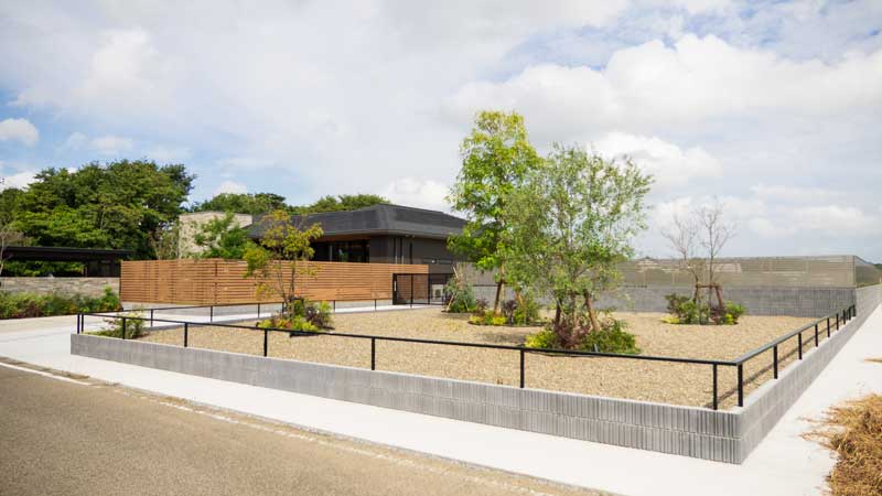 あたたかみのあるクローズ外構