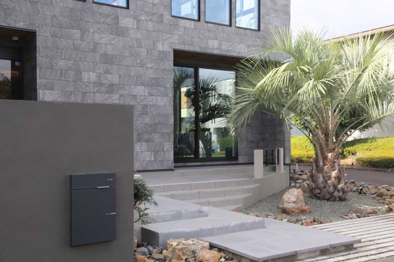 光と陰が織りなす、静寂と躍動のドライガーデン