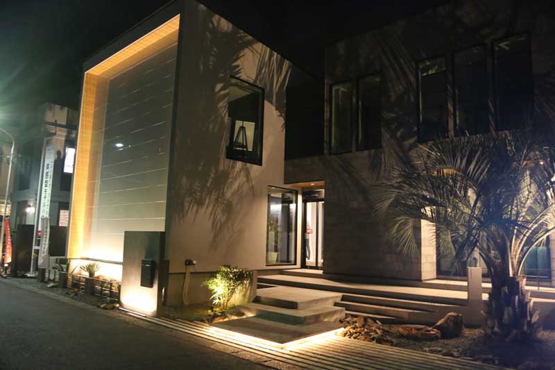 光と陰が織りなす、静寂と躍動のドライガーデン