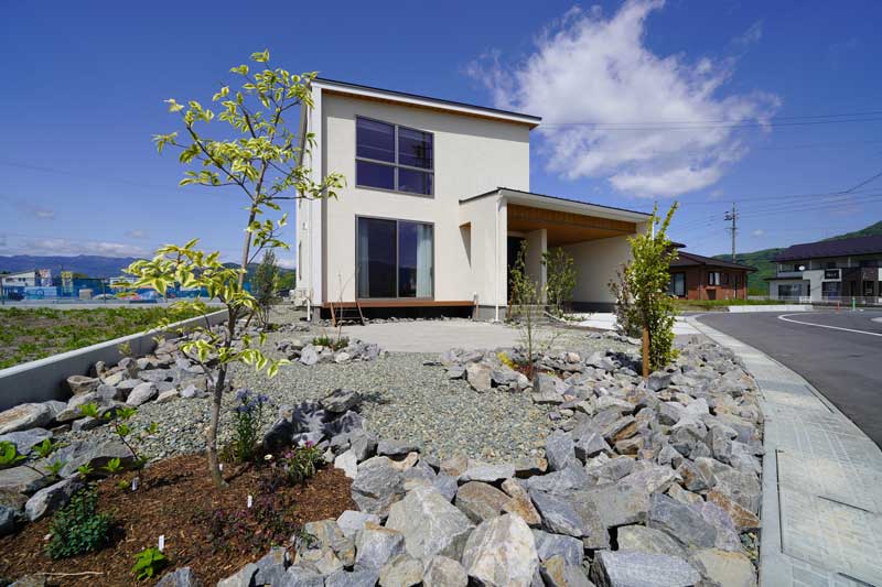 自然と調和する贅沢な屋外リビングのあるおうち