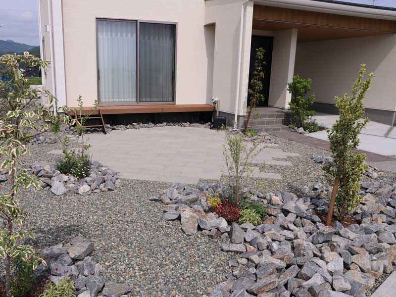 自然と調和する贅沢な屋外リビングのあるおうち