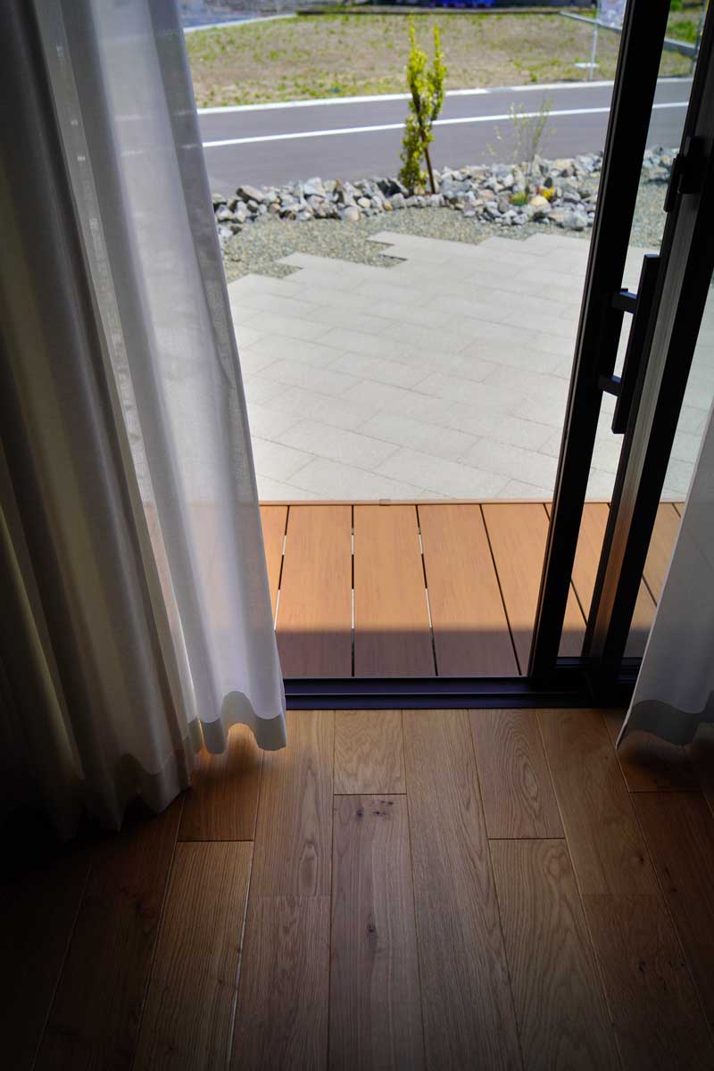 自然と調和する贅沢な屋外リビングのあるおうち