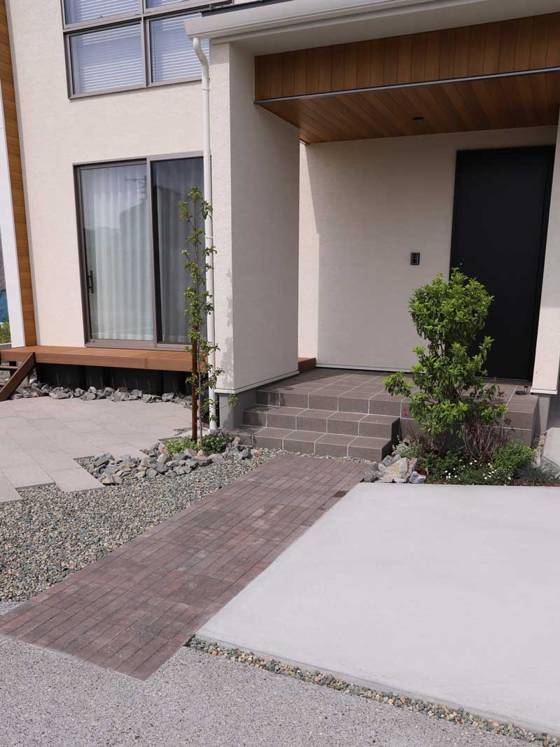 自然と調和する贅沢な屋外リビングのあるおうち