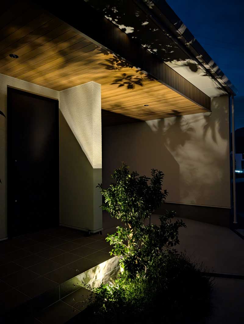 自然と調和する贅沢な屋外リビングのあるおうち