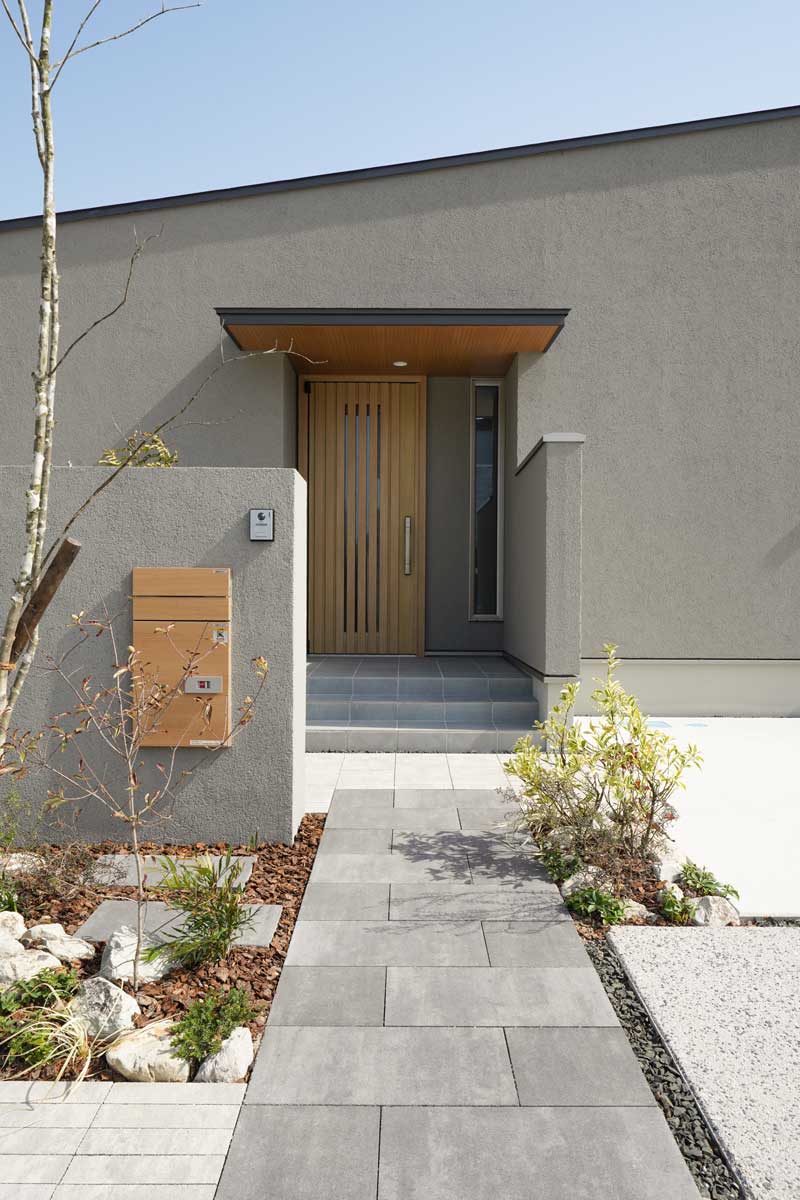 グレーのコントラストが映える、心地よい平屋の新築外構