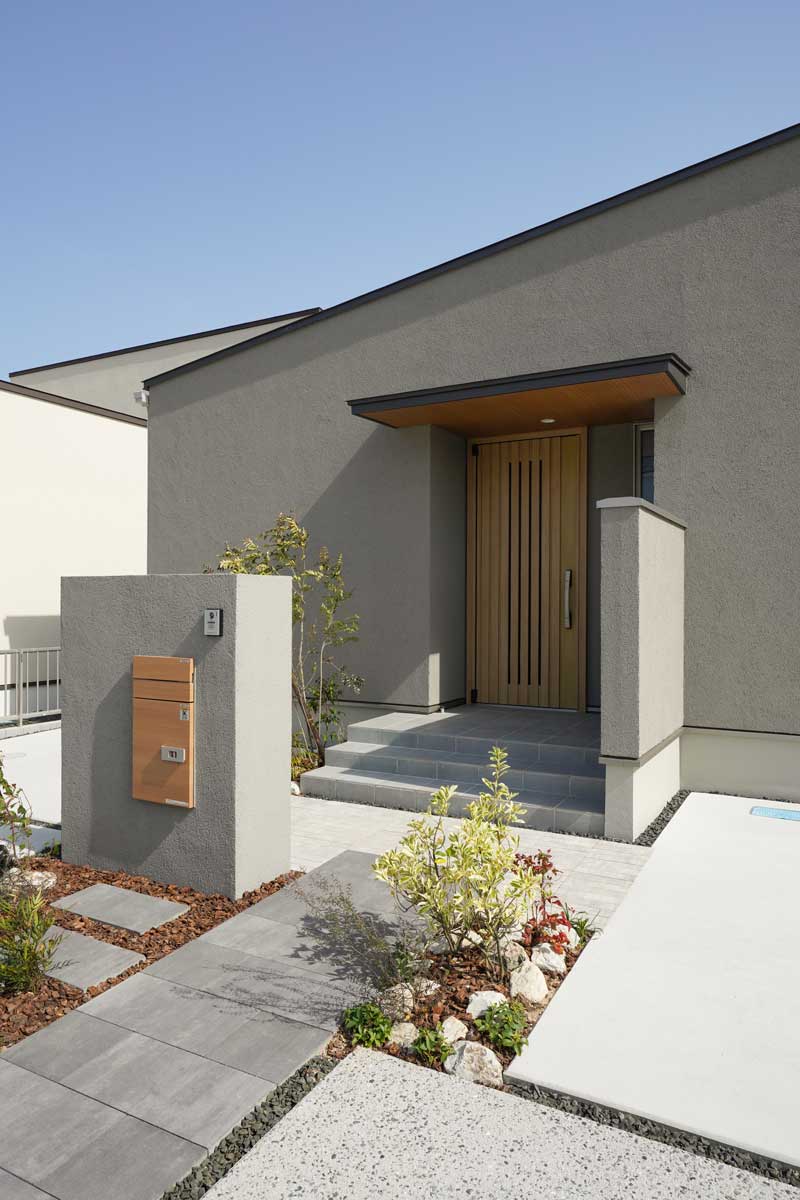 グレーのコントラストが映える、心地よい平屋の新築外構