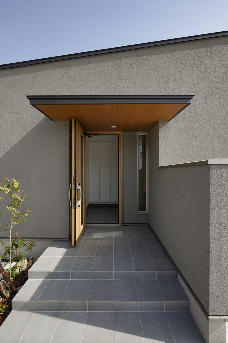 グレーのコントラストが映える、心地よい平屋の新築外構