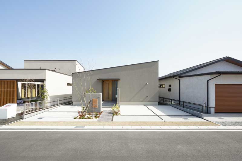 グレーのコントラストが映える、心地よい平屋の新築外構