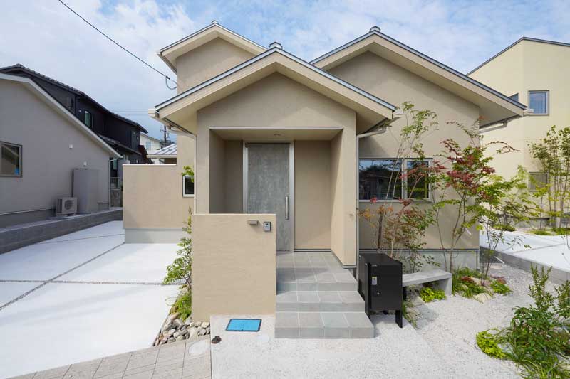 敷地を生かした自然の小道の外構デザイン