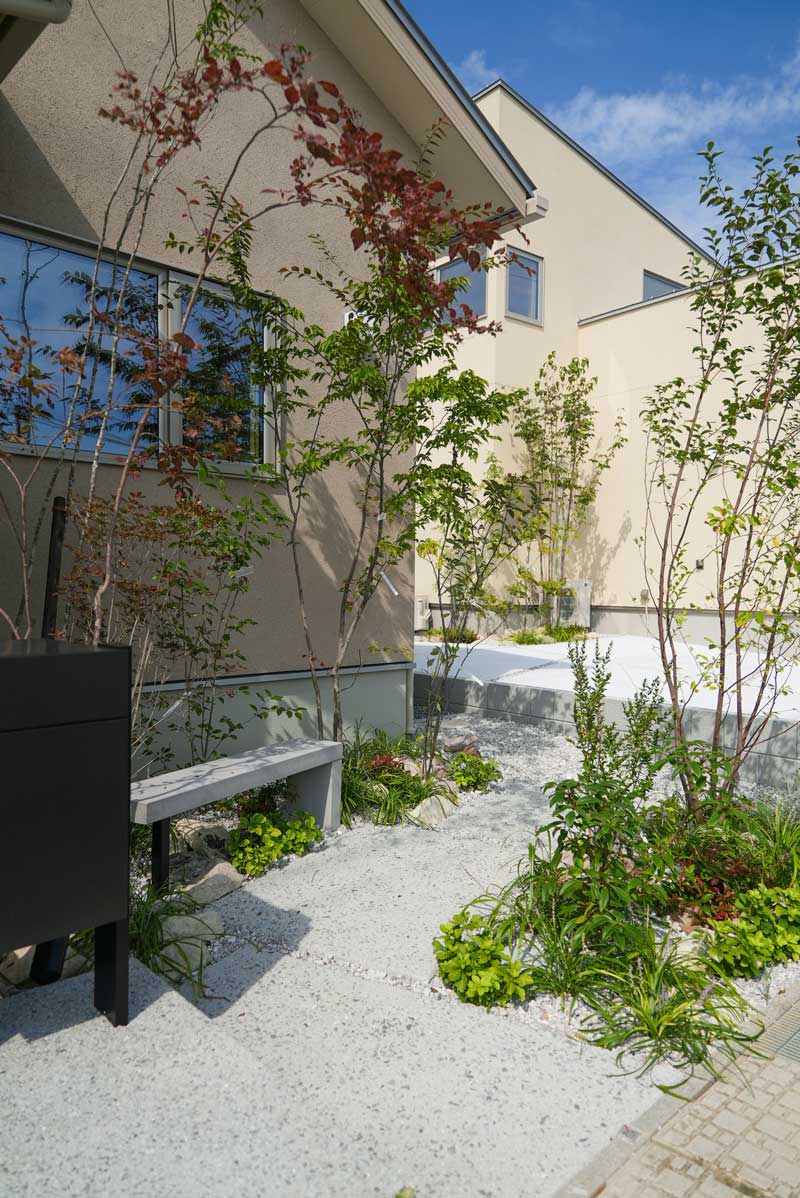 敷地を生かした自然の小道の外構デザイン