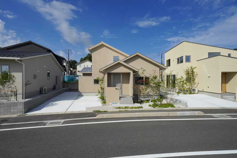 敷地を生かした自然の小道の外構デザイン
