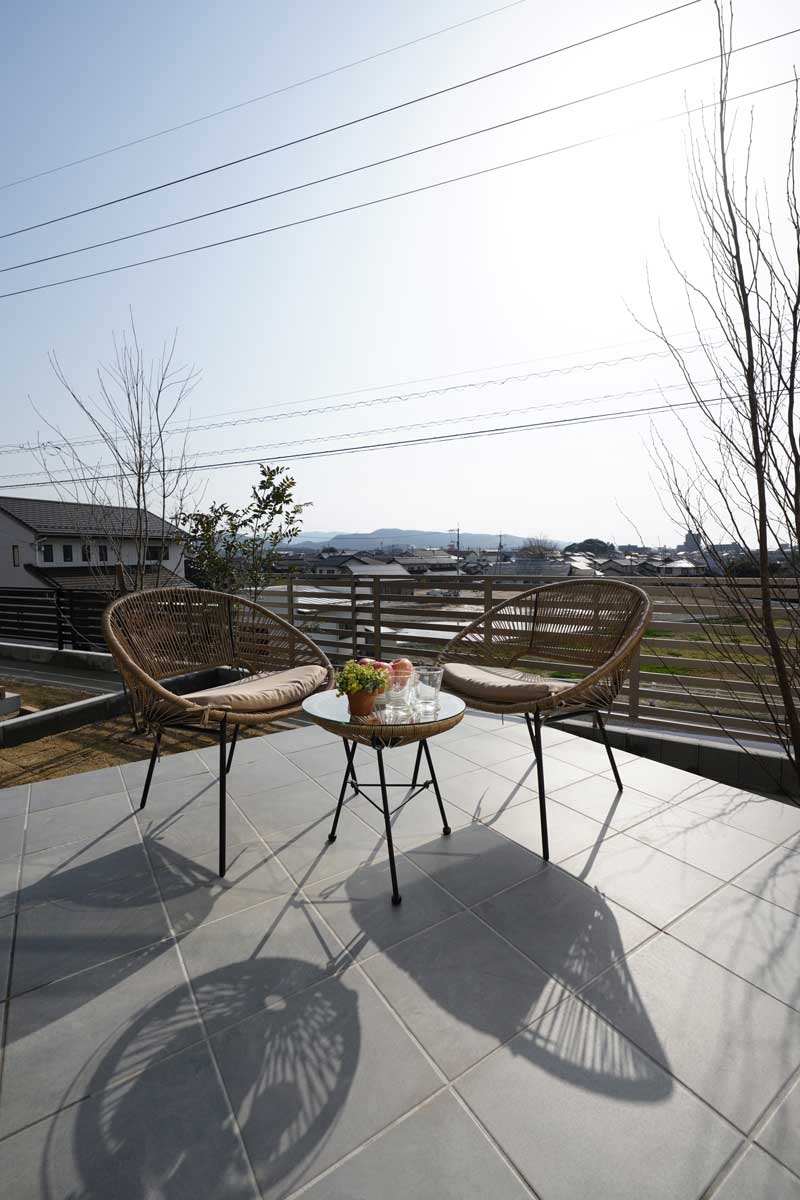 日常にとけこむ上質さ―風を感じるセカンドリビングのある家