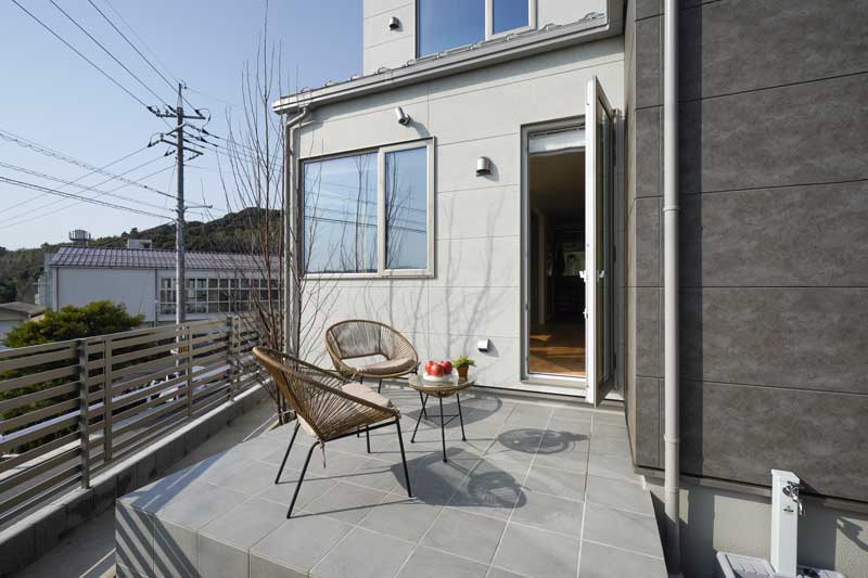 日常にとけこむ上質さ―風を感じるセカンドリビングのある家