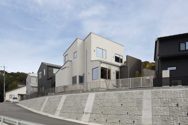 日常にとけこむ上質さ―風を感じるセカンドリビングのある家