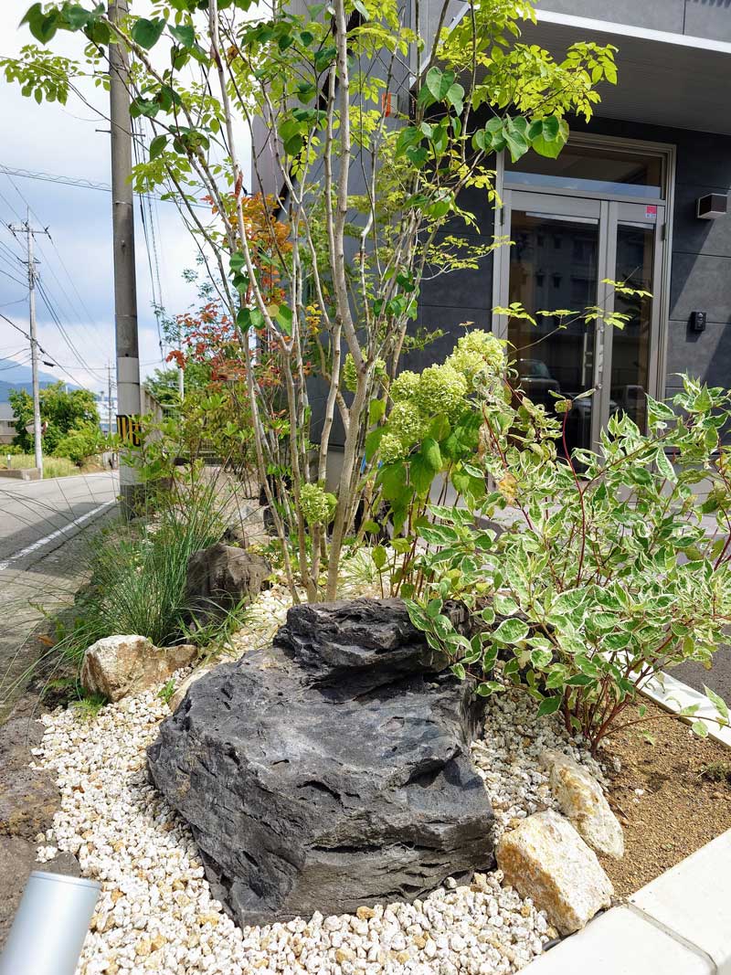 和と洋をMIXした景石植栽