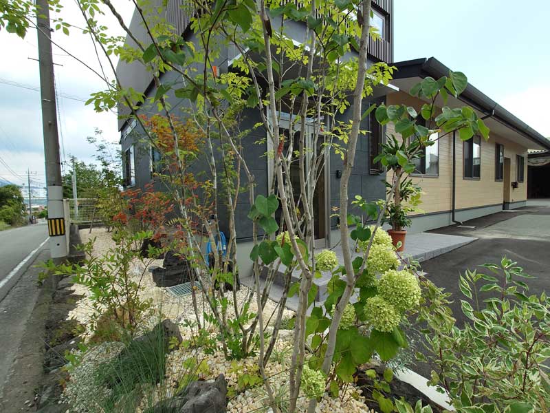 和と洋をMIXした景石植栽