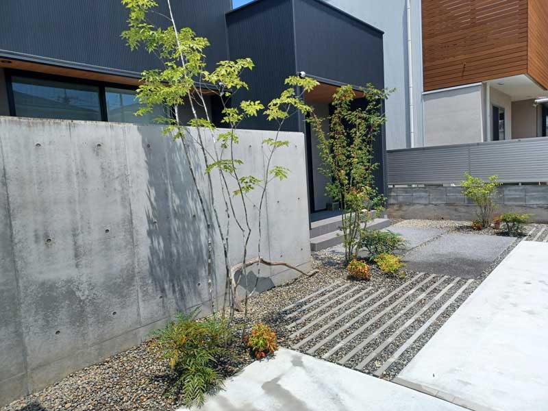 建築と調和し季節の変化を感じられる外構