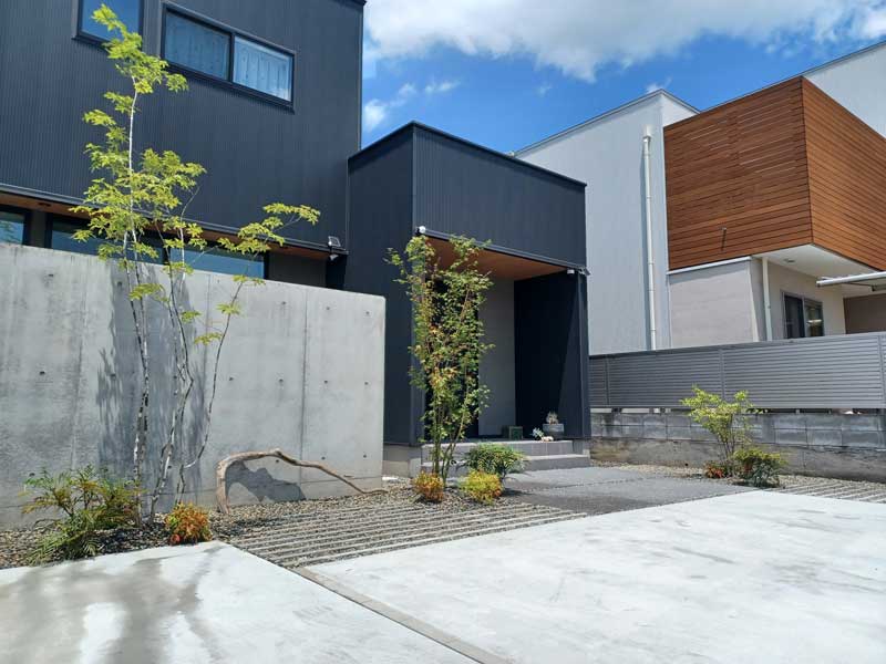 建築と調和し季節の変化を感じられる外構