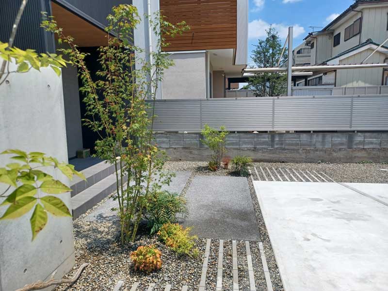 建築と調和し季節の変化を感じられる外構