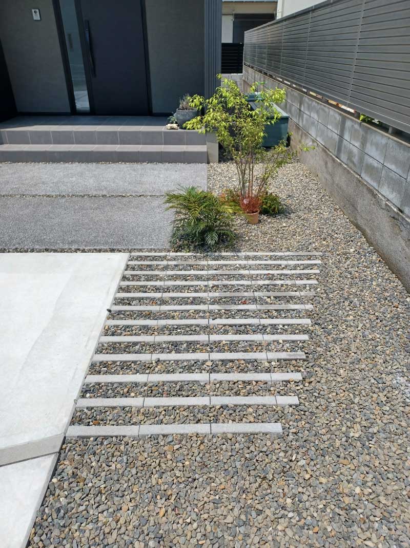 建築と調和し季節の変化を感じられる外構