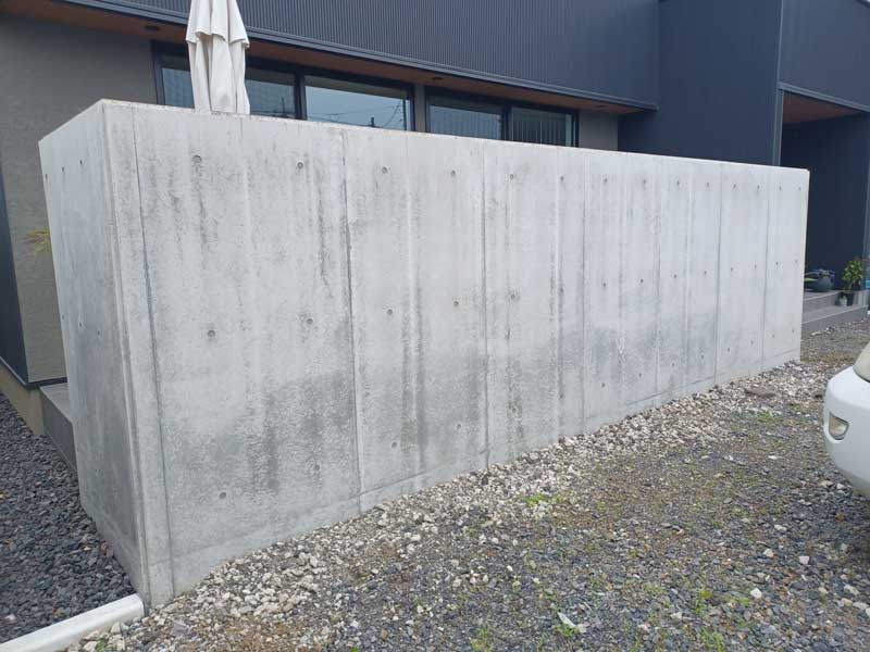 建築と調和し季節の変化を感じられる外構