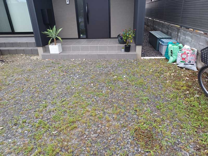 建築と調和し季節の変化を感じられる外構