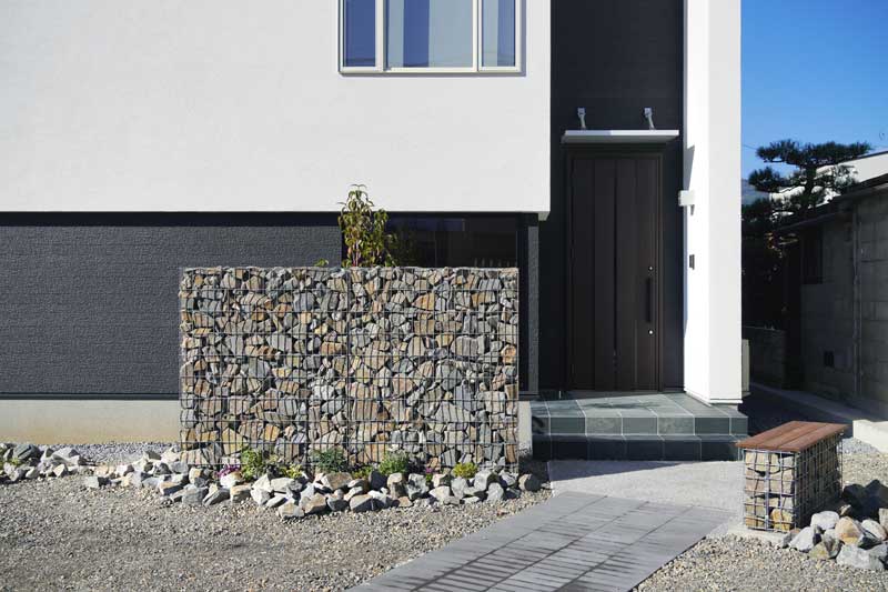 ガビオンと照明が映える家