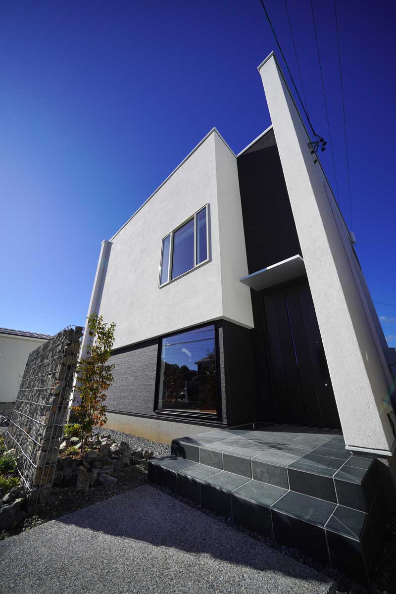 ガビオンと照明が映える家