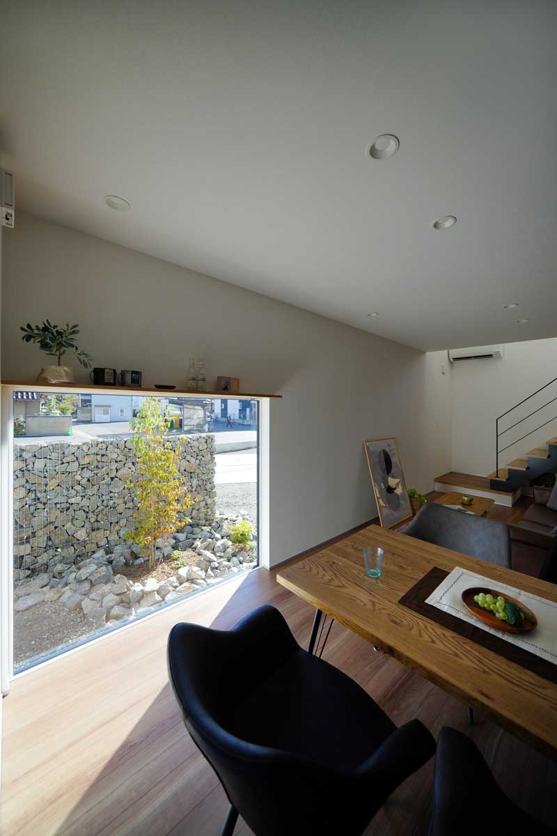 ガビオンと照明が映える家