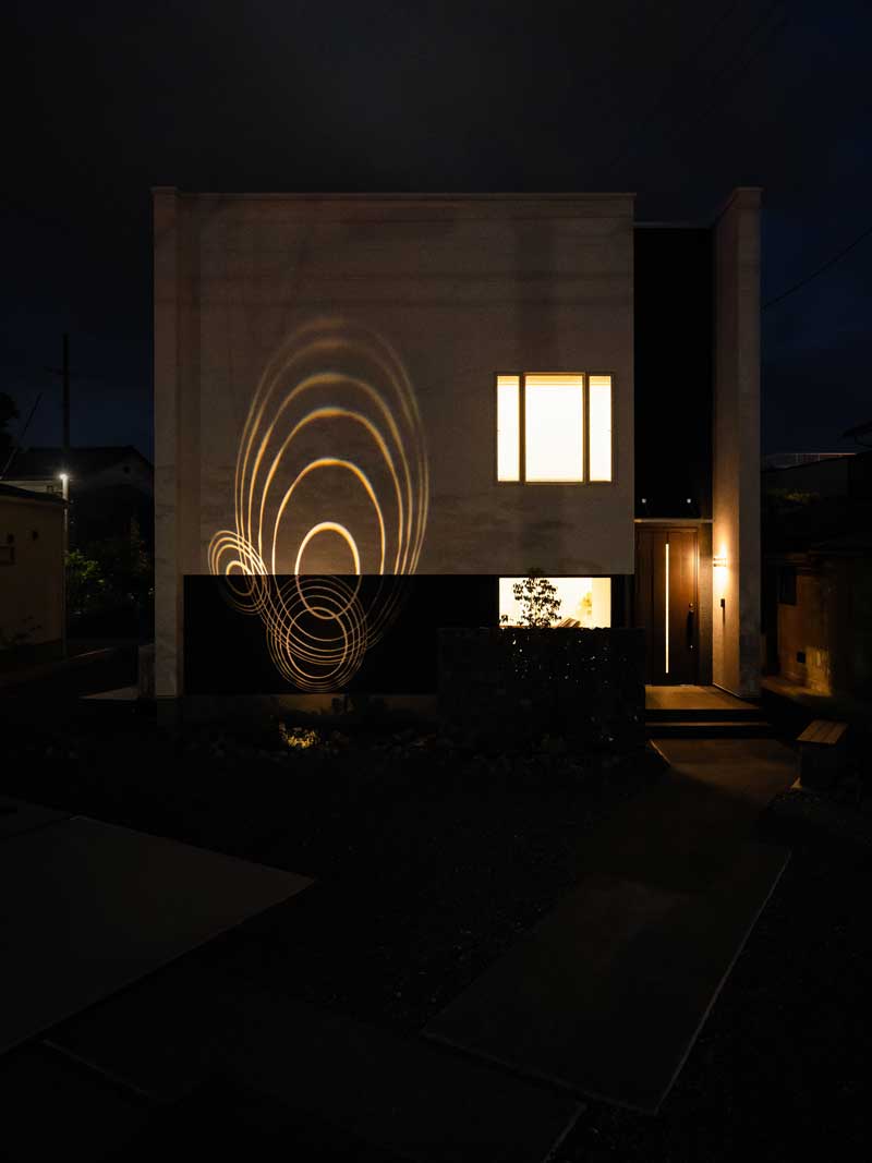 ガビオンと照明が映える家