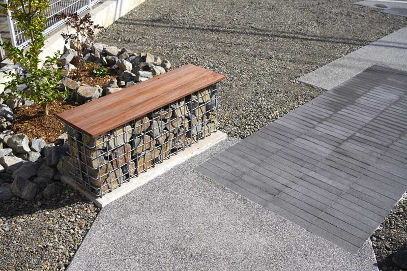 ガビオンと照明が映える家