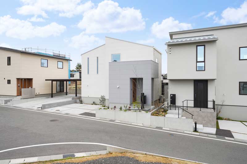 素材が調和した、スタイリッシュな新築外構