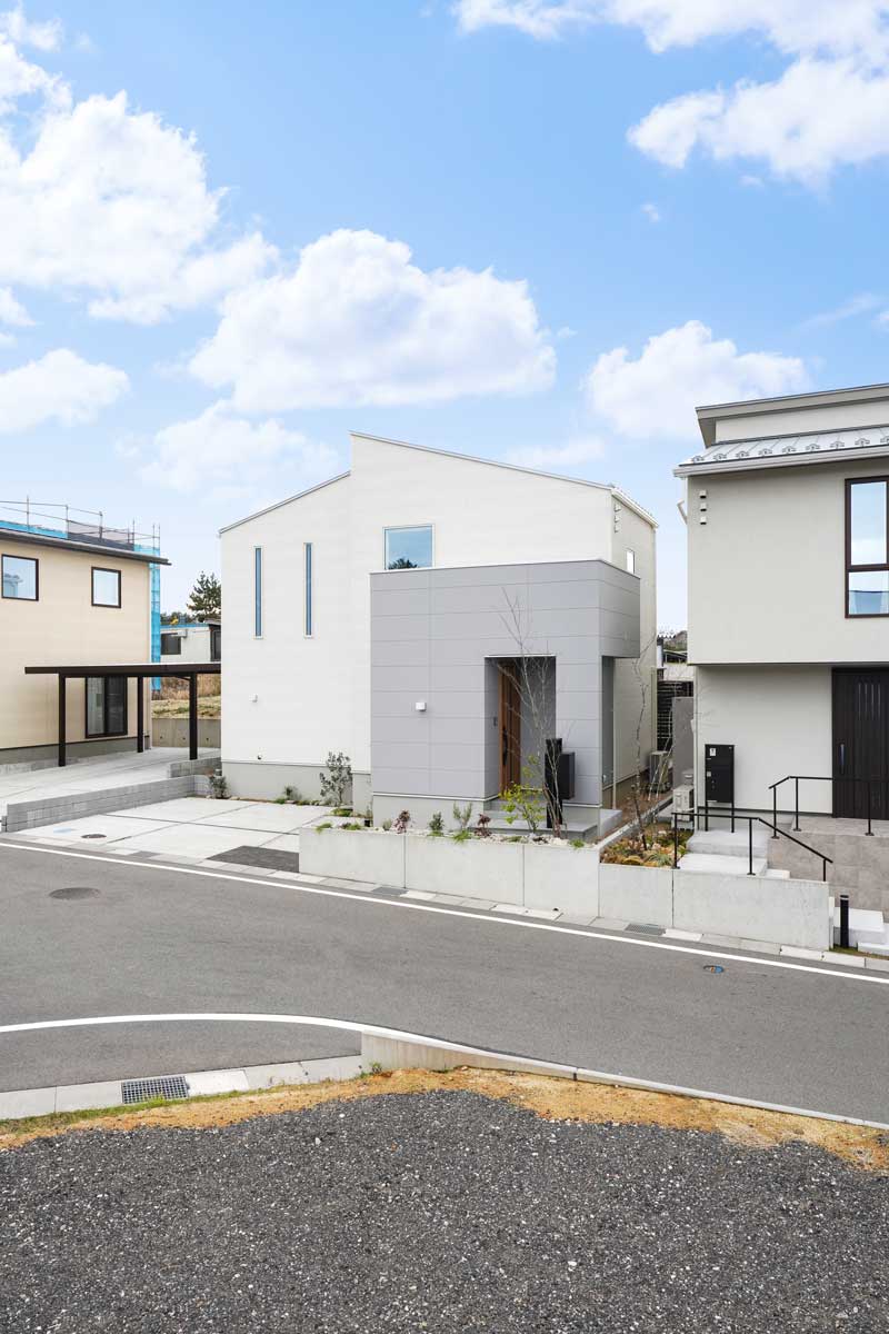 素材が調和した、スタイリッシュな新築外構