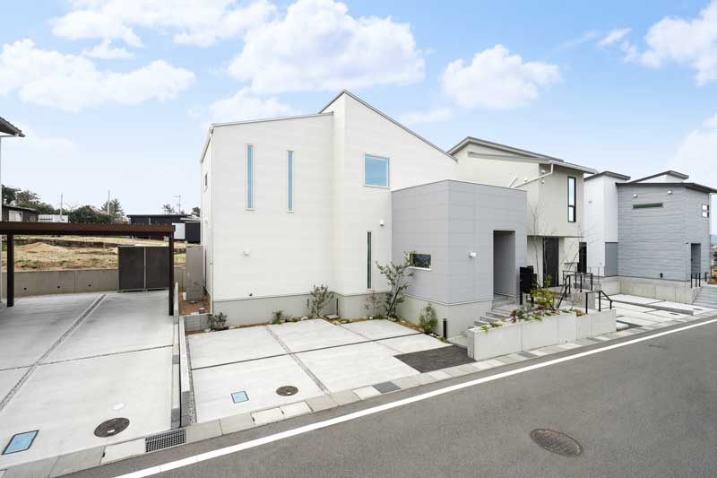 素材が調和した、スタイリッシュな新築外構