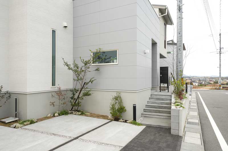 素材が調和した、スタイリッシュな新築外構