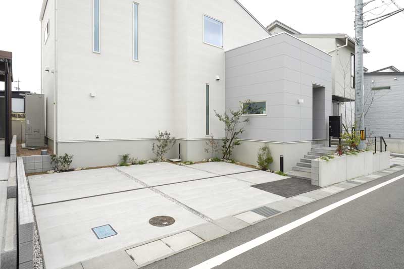 素材が調和した、スタイリッシュな新築外構