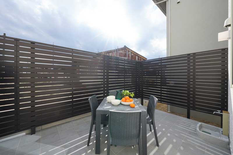 素材が調和した、スタイリッシュな新築外構