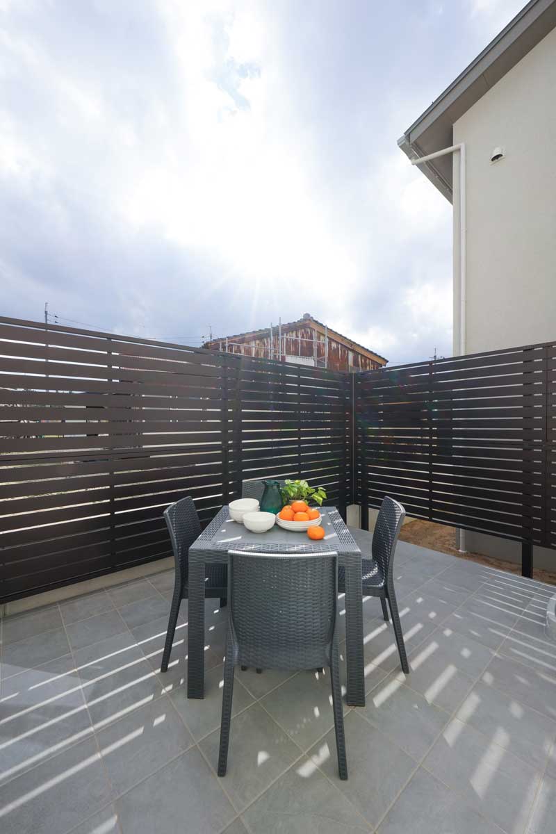 素材が調和した、スタイリッシュな新築外構