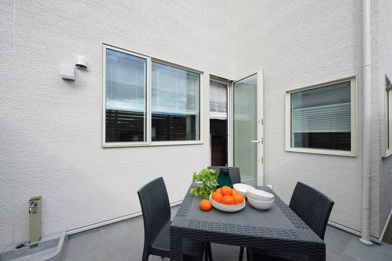 素材が調和した、スタイリッシュな新築外構