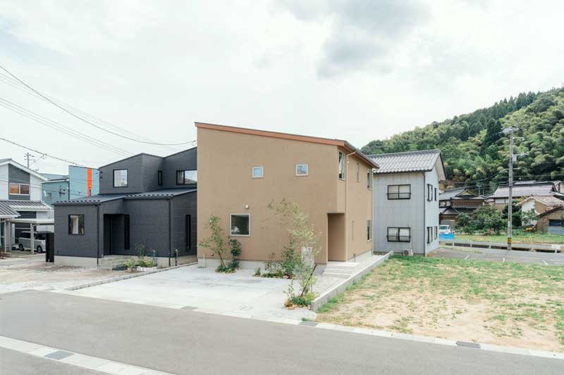 素材の調和が生む、温もりあるガーデンエクステリア