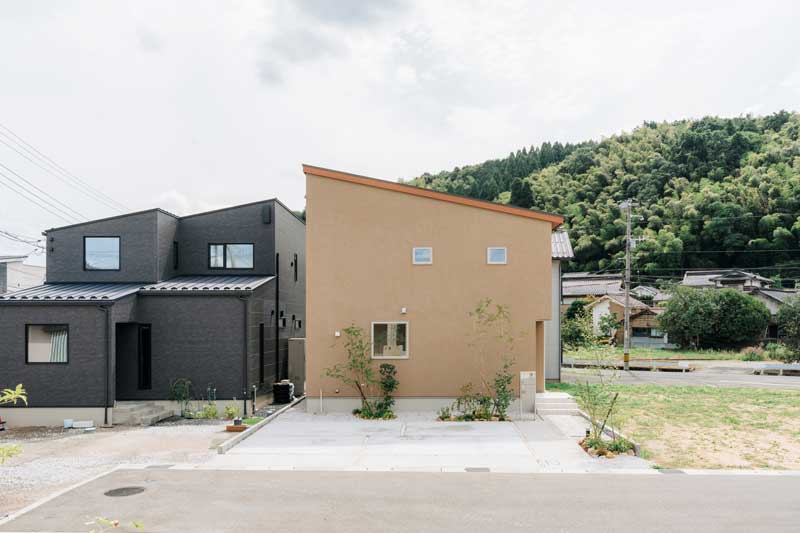 素材の調和が生む、温もりあるガーデンエクステリア